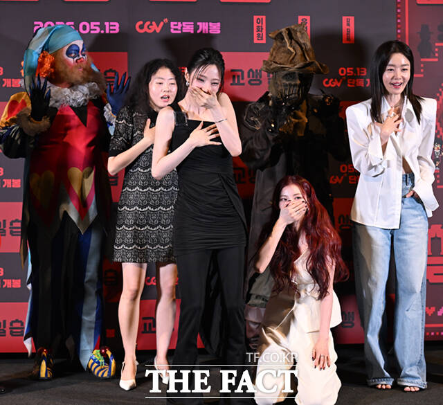 배우 이화원과 이여름 홍예지, 한선화(왼쪽부터)가 28일 오후 서울 용산구 CGV 용산 아이파크몰에서 열린 영화 '교생실습' 언론시사회 및 기자간담회에 참석해 포즈를 취하는 도중 극중 귀신들의 깜짝 등장에 놀라고 있다. /이새롬 기자