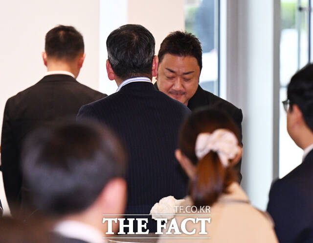 배우 마동석이 29일 오후 서울 송파구 롯데콘서트홀에서 열린 정용진 신세계그룹 회장의 배우자 한지희 씨의 데뷔 앨범 발매 기념 공연에 참석해 정용진 신세계그룹 회장과 인사하고 있다. /이새롬 기자