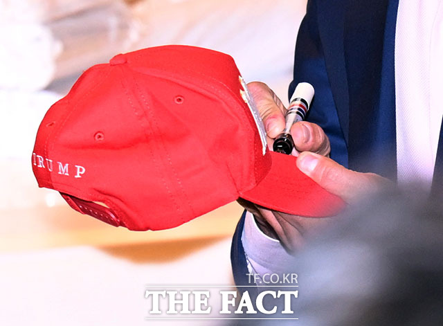 선준민 라셀릭코리아 회장이 29일 오후 서울 송파구 롯데콘서트홀에서 열린 정용진 신세계그룹 회장의 배우자 한지희 씨의 데뷔 앨범 발매 기념 공연에 참석해 트럼프 주니어에게 사인 받은 모자를 공개하고 있다. /이새롬 기자