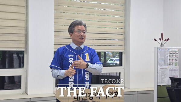 정용래 대전시 유성구청장이 29일 대전시의회 기자실에서 3선 도전을 선언한 가운데 송전선로 도심 통과에 대한 입장을 밝히고 있다. /정예준 기자