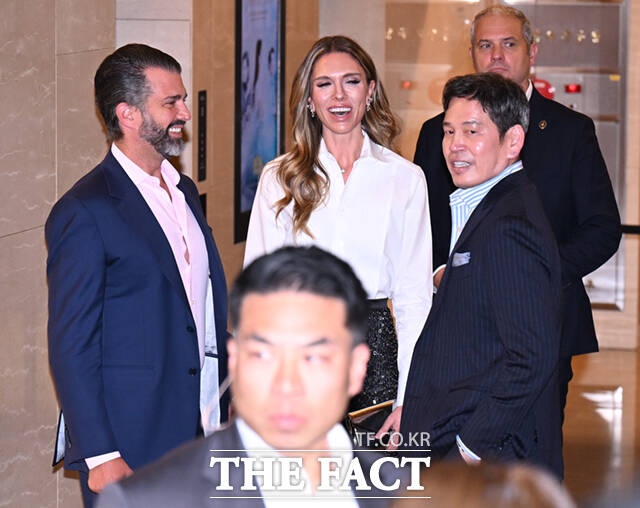 정용진 신세계그룹 회장(오른쪽)이 29일 오후 서울 송파구 롯데콘서트홀에서 열린 배우자 한지희 씨의 데뷔 앨범 발매 기념 공연에 참석해 도널드 트럼프 미국 대통령의 장남인 트럼프 주니어(왼쪽)와 트럼프 주니어의 연인 베니타 앤더슨을 맞이하고 있다. /이새롬 기자