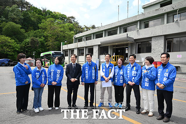 정원오 더불어민주당 서울시장 후보가 29일 서울 성북구 정릉공영차고지를 현장 방문한 가운데 한 시민의 환영사를 들은 후 포옹하고 있다. /남윤호 기자