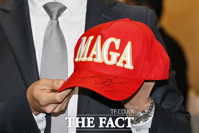 선준민 라셀릭코리아 회장이 29일 오후 서울 송파구 롯데콘서트홀에서 열린 정용진 신세계그룹 회장의 배우자 한지희 씨의 데뷔 앨범 발매 기념 공연에 참석해 트럼프 주니어에게 사인 받은 모자를 공개하고 있다. /이새롬 기자