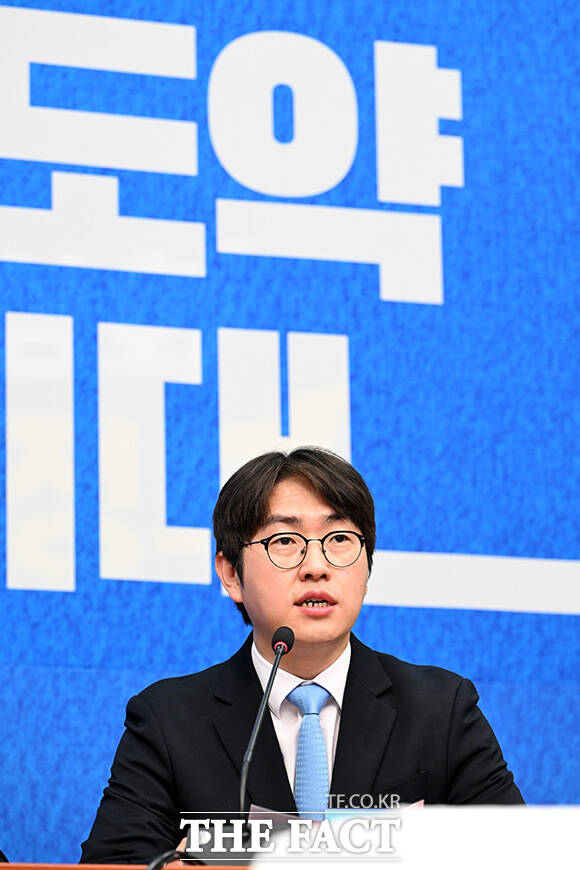 '대통령의 입' 전은수 전 청와대 대변인과 인사 나누는 정청래 더불어민주당 대표(왼쪽). 오른쪽은 하정우 전 청와대 AI미래기획수석.