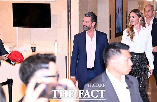 트럼프 이름이 적힌 빨간 'MAGA' 모자 발견하고 발걸음 돌리는 트럼프 주니어.