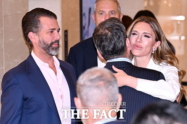 인사 나누는 도널드 트럼프 미국 대통령의 장남인 트럼프 주니어와 트럼프 주니어의 연인 베니타 앤더슨, 정용진 신세계그룹 회장(왼쪽부터). /서예원 기자