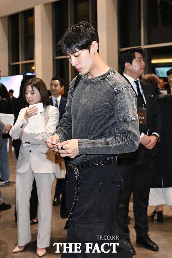 배우 추영우가 29일 오후 서울 송파구 롯데콘서트홀에서 열린 정용진 신세계그룹 회장의 배우자 한지희 씨의 데뷔 앨범 발매 기념 공연에 참석하고 있다. /서예원 기자