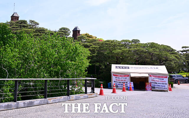 전국삼성전자노동조합(전삼노)이 29일 서울 용산구 이재용 삼성전자 회장의 자택 앞에서 천막농성을 하고 있다. /이새롬 기자