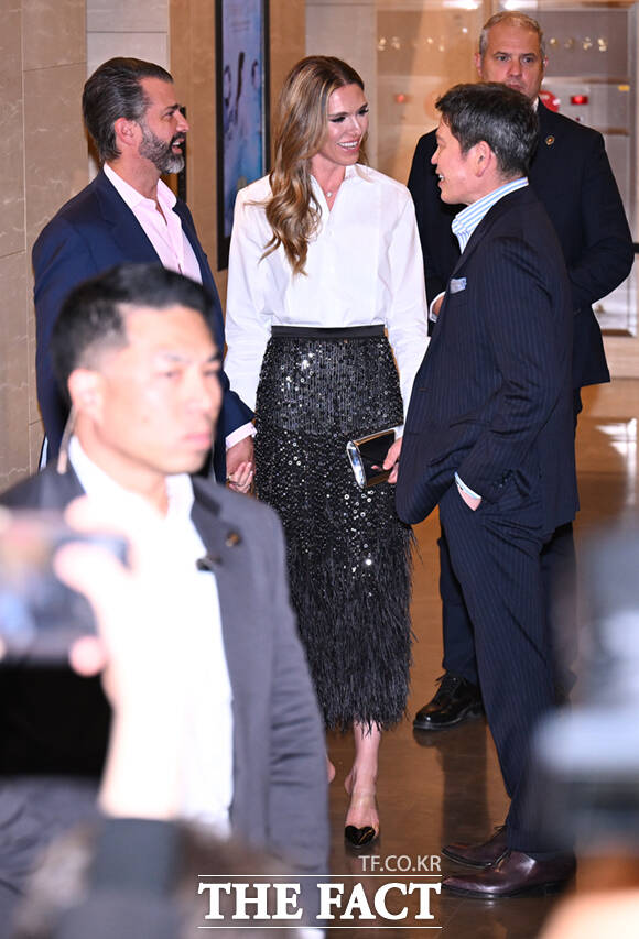 정용진 신세계그룹 회장(오른쪽)이 29일 오후 서울 송파구 롯데콘서트홀에서 열린 배우자 한지희 씨의 데뷔 앨범 발매 기념 공연에 참석해 도널드 트럼프 미국 대통령의 장남인 트럼프 주니어(왼쪽)와 트럼프 주니어의 연인 베니타 앤더슨을 맞이하고 있다. /이새롬 기자