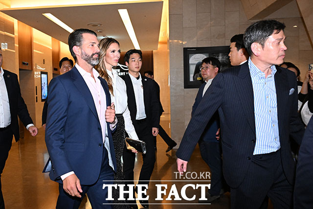 인사 나누는 도널드 트럼프 미국 대통령의 장남인 트럼프 주니어와 트럼프 주니어의 연인 베니타 앤더슨, 정용진 신세계그룹 회장(왼쪽부터). /서예원 기자