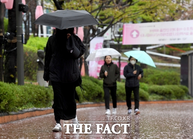 4월의 마지막 날이자 목요일인 30일 오후부터 다음날인 5월1일 새벽 사이 남부지방을 중심으로 비가 내릴 것으로 예보된다. /박상민 기자