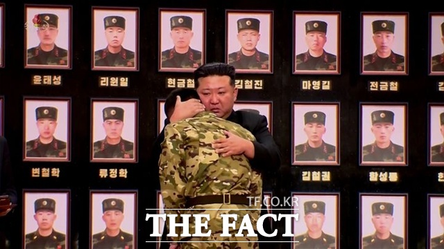 북한이 ‘해외군사작전 전투위훈기념관’의 주민 관람을 본격화했다. 사진은 지난해 8월 22일 조선중앙TV가 공개한 김정은 북한 국무위원장의 러시아 파병군 국가표창 수여식 참석 모습. /뉴시스, 조선중앙TV 갈무리