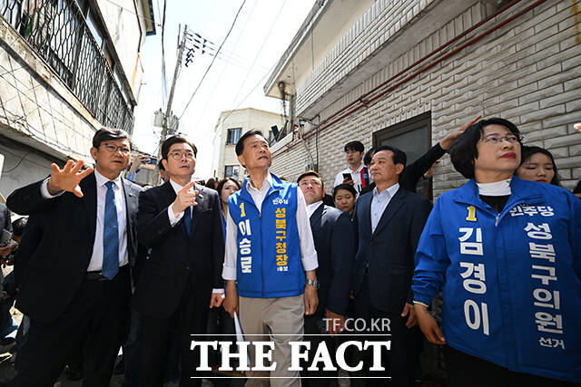 정원오 더불어민주당 서울시장 후보(가운데)가 29일 오전 서울 성북구 장위동 주택재개발구역 일대를 둘러보고 있다. /남윤호 기자