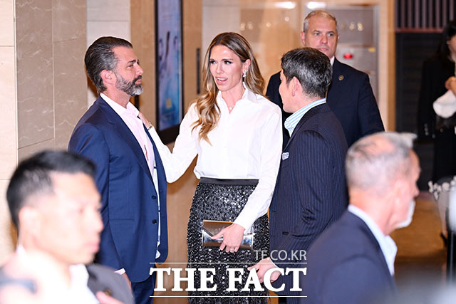 도널드 트럼프 미국 대통령의 장남인 트럼프 주니어(왼쪽)와 트럼프 주니어의 연인 베니타 앤더슨이 29일 오후 서울 송파구 롯데콘서트홀에서 열린 정용진 신세계그룹 회장의 배우자 한지희 씨의 데뷔 앨범 발매 기념 공연에 참석해 정 회장(가운데)과 인사를 나누고 있다. /이새롬 기자