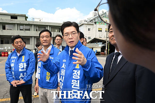 정원오 더불어민주당 서울시장 후보가 29일 서울 성북구 정릉공영차고지를 현장 방문한 가운데 한 시민의 환영사를 들은 후 포옹하고 있다. /남윤호 기자