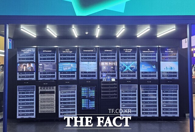 이도규 과기정통부 정보통신 정책실장이 29일 SK텔레콤의 인천 AI 서비스 전용 데이터센터에 방문해 국산 신경망처리장치(NPU) 적용 현황 등을 점검했다. 사진은 지난 22일부터 24일까지 서울 강남구 코엑스에서 열린 '월드IT쇼'에 SK텔레콤 부스에 마련된 AI 데이터센터 서버실 공간이다. /최문정 기자