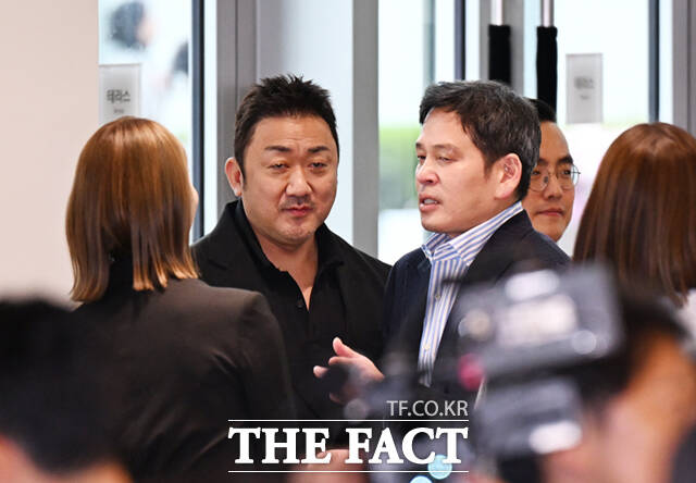 배우 마동석이 29일 오후 서울 송파구 롯데콘서트홀에서 열린 정용진 신세계그룹 회장의 배우자 한지희 씨의 데뷔 앨범 발매 기념 공연에 참석해 정용진 신세계그룹 회장과 인사하고 있다. /이새롬 기자