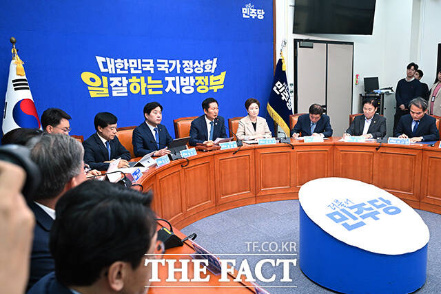 최고위원회의에서 모두발언하는 정 대표(왼쪽 두 번째).