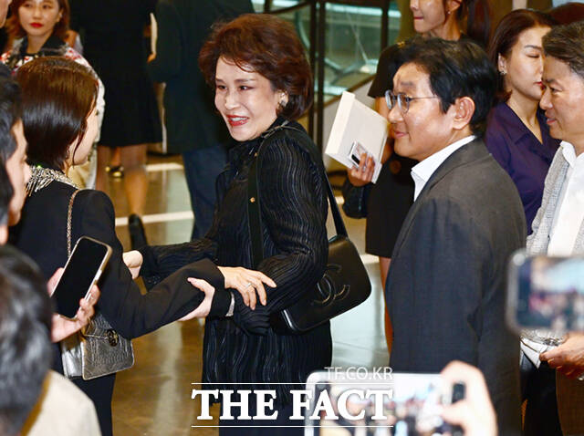 정유경 신세계 회장(오른쪽)과 문성욱 신세계 라이브쇼핑 대표가 29일 오후 서울 송파구 롯데콘서트홀에서 열린 정용진 신세계그룹 회장의 배우자 한지희 씨의 데뷔 앨범 발매 기념 공연에 참석하고 있다.