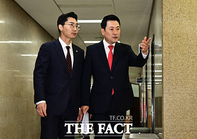 장동혁 국민의힘 대표가 29일 오전 서울 여의도 국회에서 열린 '지역경제·민생이 올라갈 시간!’ 지역·민생 공약 발표에 참석해 공약에 대한 설명을 하고 있다. /국회=배정한 기자