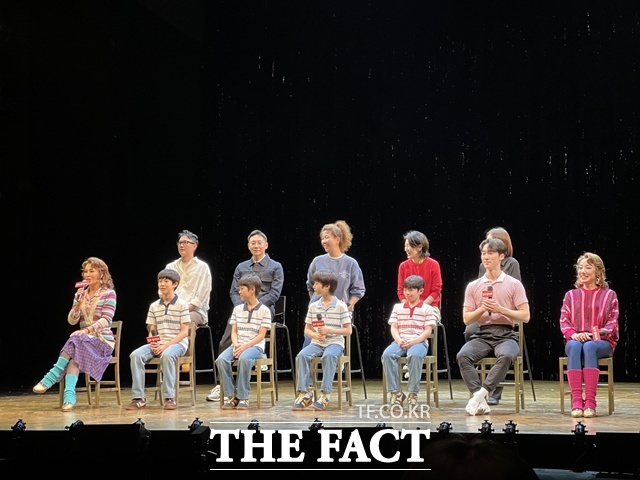 국내 협력 안무가 이정권 신현지, 국내 협력 연출가 이재은 이지영, 국내 협력 음악 감독 오민영, 배우 전수미 임선우 조윤우 김우진 박지후 김승주 최정원(위 왼쪽부터 시계방향)이 29일 오후 서울 용산구 블루스퀘어 우리은행홀에서 진행된 뮤지컬 '빌리 엘리어트' 프레스콜에 참석해 다양한 이야기를 나눴다. /문채영 기자