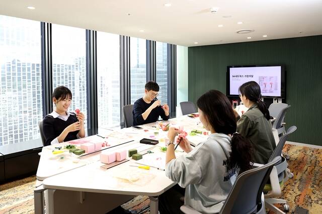 SK네트웍스 임직원들이 지난 28일 '카네이션 캔들 만들기' 행사에 참여하고 있다. /SK네트웍스