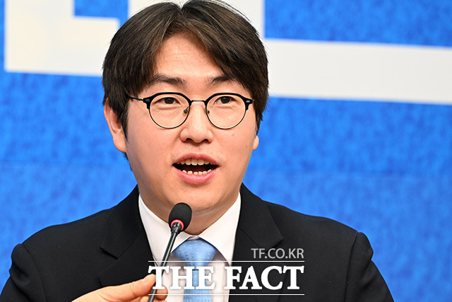 '대통령의 입' 전은수 전 청와대 대변인과 인사 나누는 정청래 더불어민주당 대표(왼쪽). 오른쪽은 하정우 전 청와대 AI미래기획수석.