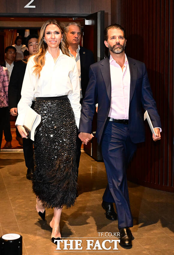 도널드 트럼프 미국 대통령의 장남인 트럼프 주니어(왼쪽)와 트럼프 주니어의 연인 베니타 앤더슨이 공연을 관람한 뒤 이동하고 있다. /이새롬 기자