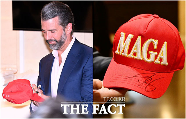 선준민 라셀릭코리아 회장이 29일 오후 서울 송파구 롯데콘서트홀에서 열린 정용진 신세계그룹 회장의 배우자 한지희 씨의 데뷔 앨범 발매 기념 공연에 참석해 트럼프 주니어에게 사인 받은 모자를 공개하고 있다. /이새롬 기자