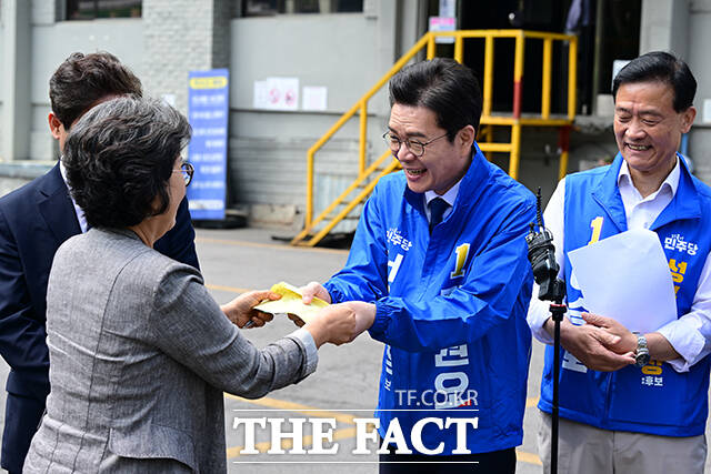 정원오 더불어민주당 서울시장 후보가 29일 서울 성북구 정릉공영차고지를 현장 방문한 가운데 한 시민의 환영사를 들은 후 포옹하고 있다. /남윤호 기자