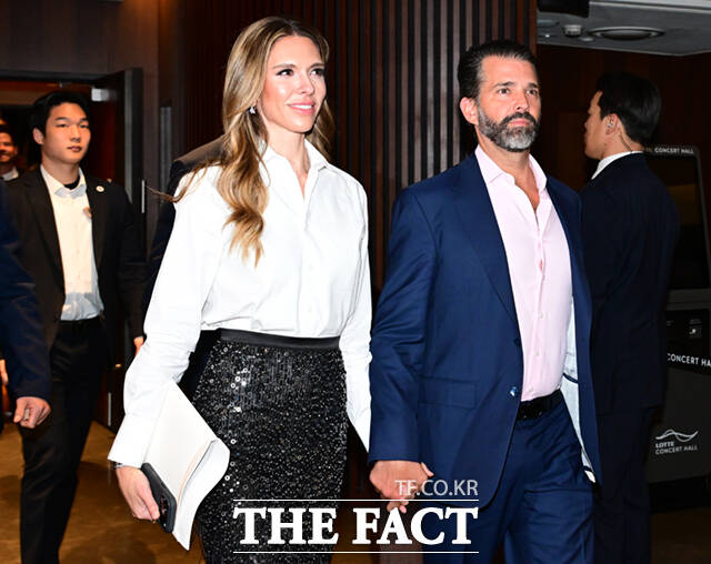 도널드 트럼프 미국 대통령의 장남인 트럼프 주니어(왼쪽)와 트럼프 주니어의 연인 베니타 앤더슨이 공연을 관람한 뒤 이동하고 있다. /이새롬 기자