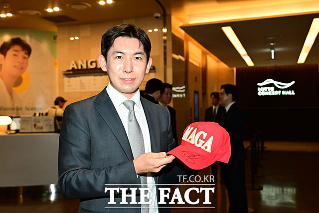 선준민 라셀릭코리아 회장이 29일 오후 서울 송파구 롯데콘서트홀에서 열린 정용진 신세계그룹 회장의 배우자 한지희 씨의 데뷔 앨범 발매 기념 공연에 참석해 트럼프 주니어에게 사인 받은 모자를 공개하고 있다. /이새롬 기자