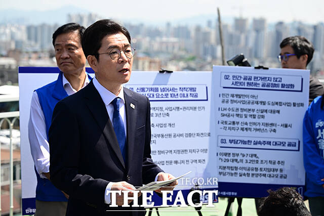 정원오 더불어민주당 서울시장 후보가 29일 오전 서울 성북구 장위동의 한 아파트 옥상에서 부동산 정책 발표를 하고 있다. /남윤호 기자