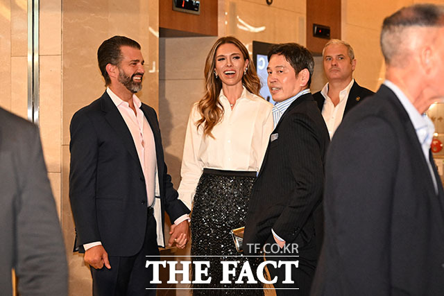 도널드 트럼프 미국 대통령의 장남인 트럼프 주니어와 트럼프 주니어의 여자친구가 29일 오후 서울 송파구 롯데콘서트홀에서 열린 정용진 신세계그룹 회장의 배우자 한지희 씨의 데뷔 앨범 발매 기념 공연에 참석해 정 회장과 인사를 나누고 있다. /서예원 기자