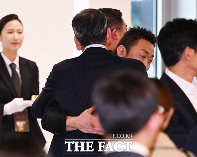 배우 마동석이 29일 오후 서울 송파구 롯데콘서트홀에서 열린 정용진 신세계그룹 회장의 배우자 한지희 씨의 데뷔 앨범 발매 기념 공연에 참석해 정용진 신세계그룹 회장과 인사하고 있다. /이새롬 기자