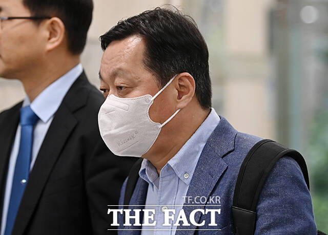 특정범죄 가중처벌 등에 관한 법률 위반(뇌물) 등 혐의를 받는 정진상 전 더불어민주당 대표실 정무조정실장이 29일 오전 서울 서초구 서울중앙지방법원에서 열린 공판에 출석하고 있다. /박헌우 기자