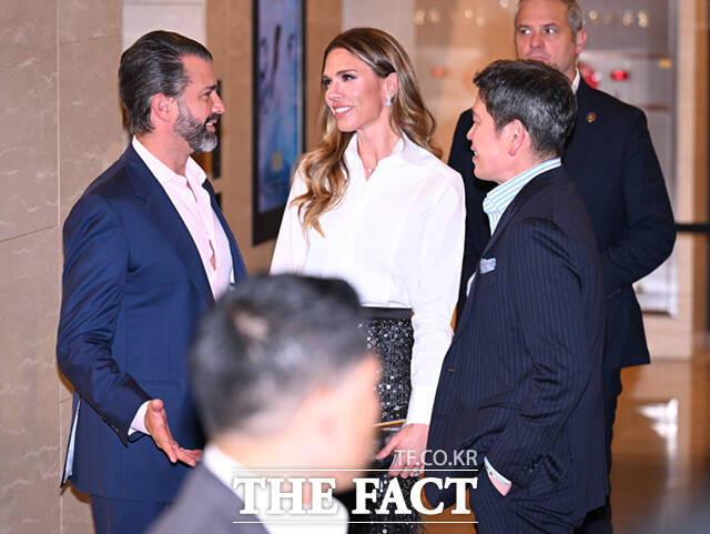 정용진 신세계그룹 회장(오른쪽)이 29일 오후 서울 송파구 롯데콘서트홀에서 열린 배우자 한지희 씨의 데뷔 앨범 발매 기념 공연에 참석해 도널드 트럼프 미국 대통령의 장남인 트럼프 주니어(왼쪽)와 트럼프 주니어의 연인 베니타 앤더슨을 맞이하고 있다. /이새롬 기자