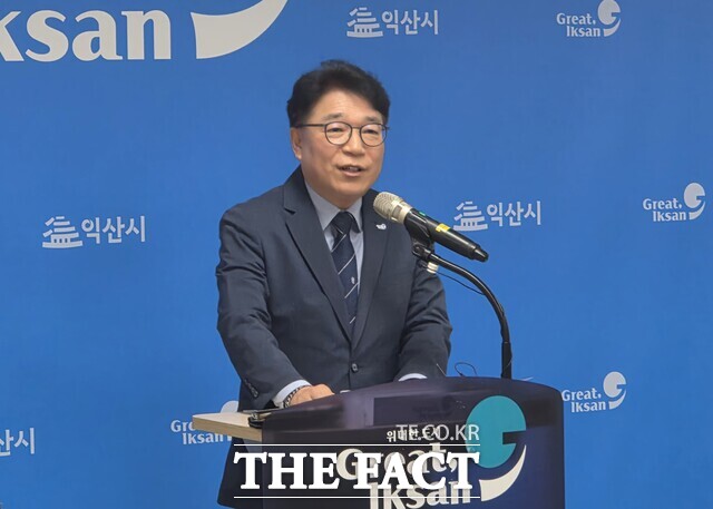 29일 익산시청 브리핑룸에서 '창업 거점도시' 조성사업 기자회견 중인 김우진 청년경제국장. /익산시