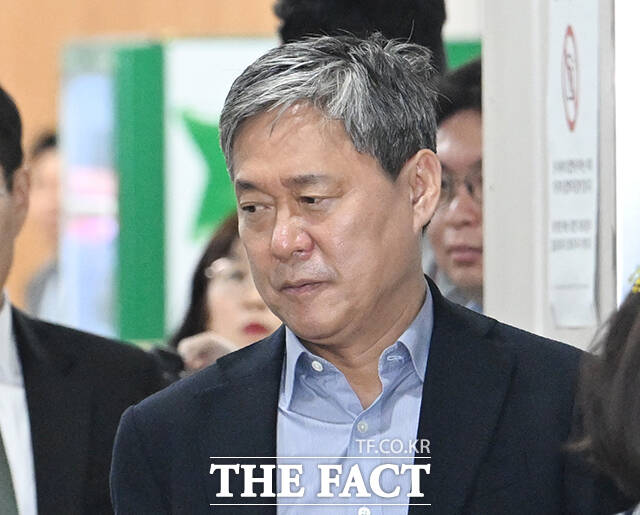 검찰이 부실 드라마 제작사 '바람픽쳐스'를 고가에 인수해 회사에 손해를 입힌 혐의로 재판에 넘겨진 김성수 전 카카오엔터테인먼트 대표에게 항소심에서도 징역 10년을 구형했다. 김 전 대표가 지난 7일 오후 서울 서초구 서울중앙지방법원에서 열린 공판에 출석하고 있다. /박헌우 기자