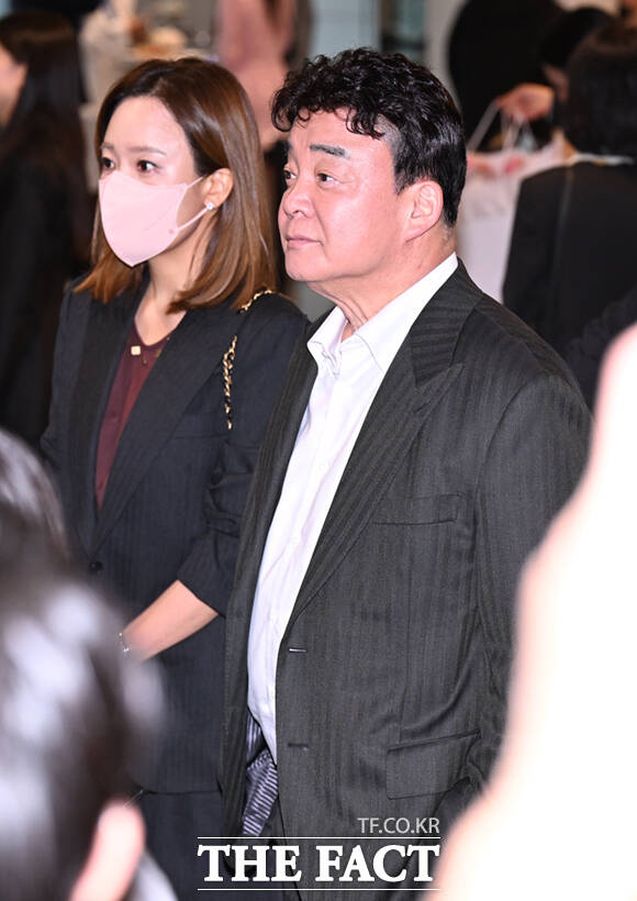 백종원 더본코리아 대표와 배우 소유진 부부가 29일 오후 서울 송파구 롯데콘서트홀에서 열린 정용진 신세계그룹 회장의 배우자 한지희 씨의 데뷔 앨범 발매 기념 공연에 참석하고 있다. /이새롬 기자