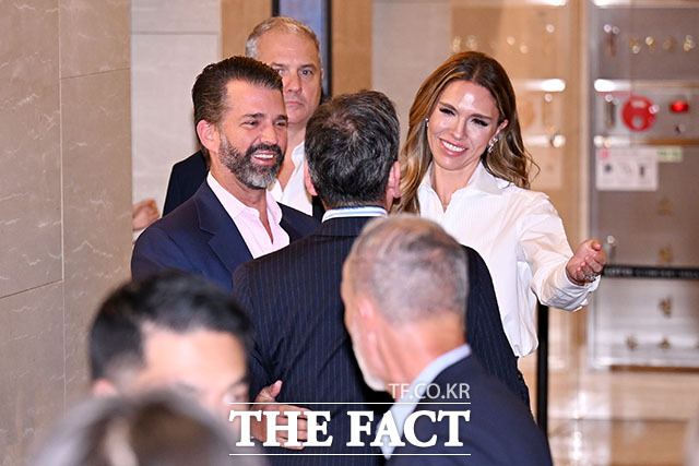 도널드 트럼프 미국 대통령의 장남인 트럼프 주니어(왼쪽)와 트럼프 주니어의 연인 베니타 앤더슨이 29일 오후 서울 송파구 롯데콘서트홀에서 열린 정용진 신세계그룹 회장의 배우자 한지희 씨의 데뷔 앨범 발매 기념 공연에 참석해 정 회장(가운데)과 인사를 나누고 있다. /이새롬 기자