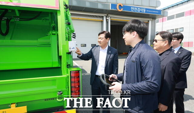 29일 김제시 백구면 특장차클러스터 내 특장차 검사지원센터와 자기인증센터를 찾은 김관영 전북도지사(왼쪽)가 관계자로부터 설명을 듣고 있다. /전북도