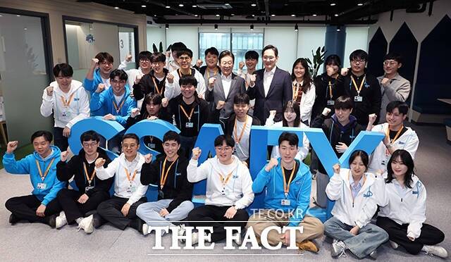 이재명 대통령과 이재용 삼성전자 회장이 지난해 3월 SSAFY 서울캠퍼스에서 교육생들과 기념 촬영을 하고 있다. /박헌우 기자