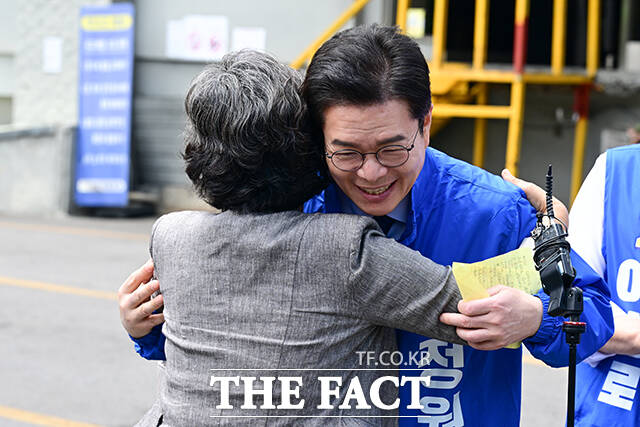 정원오 더불어민주당 서울시장 후보가 29일 서울 성북구 정릉공영차고지를 현장 방문한 가운데 한 시민의 환영사를 들은 후 포옹하고 있다. /남윤호 기자
