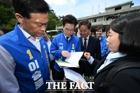  정원오에게 정책 제안서 전달하는 시민 [포토]