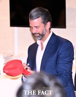  'MAGA' 모자에 사인하는 트럼프 주니어 [TF사진관]