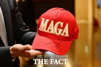  트럼프 주니어의 사인 적힌 'MAGA' 모자 [TF사진관]