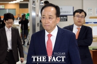  '비상계엄 표결 방해' 추경호, 굳은 표정으로 법정행 [TF사진관]