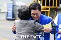  시민과 포옹하는 정원오 서울시장 후보 [TF사진관]