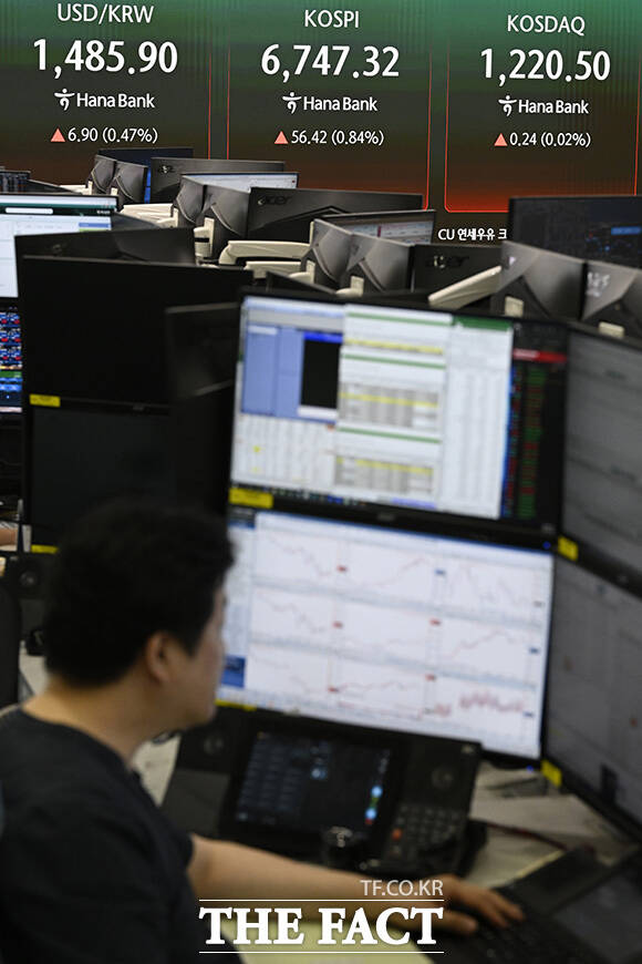 딜러가 거래창을 확인하고 있다.